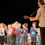 Les enfants étaient accompagnés par Laurent et Félix, musiciens.